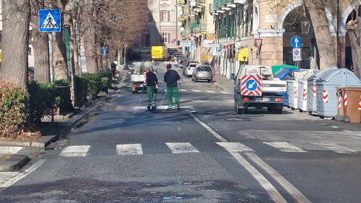 Incendio della spazzatrice di Sea-S, ancora chiuso il tratto di piazza del Popolo in direzione della Provincia