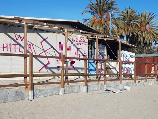 Il lungomare di Albenga deturpato con svastiche e scritte pro Hitler. Ciangherotti: &quot;Le forze democratiche devono rimanere unite contro il nazifascismo&quot;