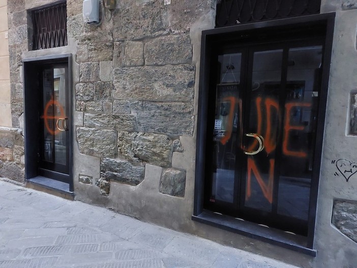 Scritte antisemite in via Pia a Savona, il giorno dopo. La titolare dell'attività: &quot;Non sono ebrea e ho amici di tutte le religioni&quot;