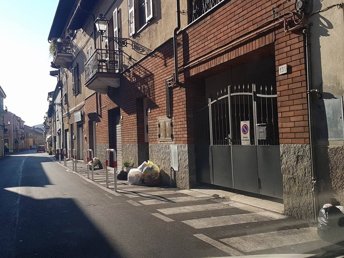 Albenga, parte la differenziata ed è subito caos (FOTO)