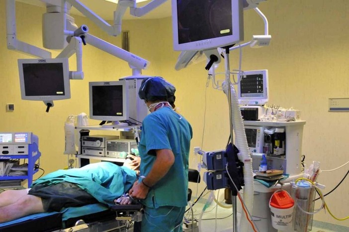 &quot;Da tempo in lista d'attesa per un intervento di artroscopica, perché non aprono le sale operatorie dell'ospedale di Albenga?&quot;