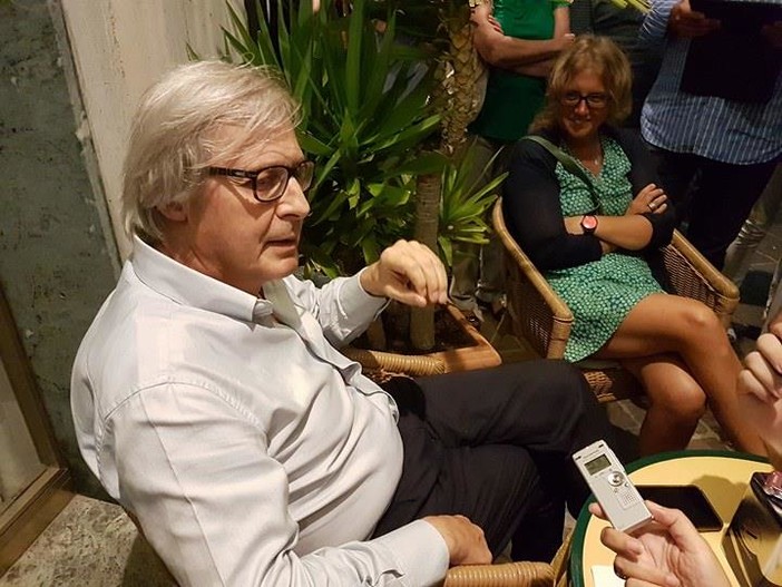 Sgarbi ad Alassio dice no alla riforma: &quot;Sono ignoranti come capre, che non mettano le loro mani sulla costituzione&quot;