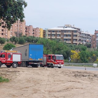 Savona, tir impantanato nel fango soccorso dai vigili del fuoco