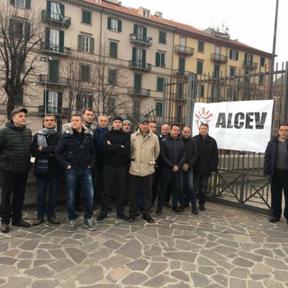 Tirreno Power: Alcev e Medicina Democratica davanti al tribunale in attesa dell'udienza