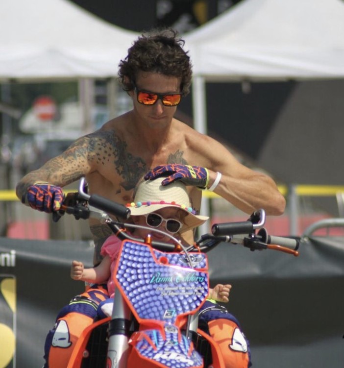 Vanni Oddera e la sua moto a Torino (FOTO)