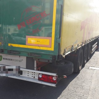 Albenga, tir danneggia le transenne di piazza del Popolo (FOTO)