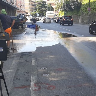 Savona, rottura tubo in via Pirandello: allagata una corsia stradale (FOTO e VIDEO)