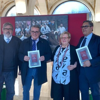 Cengio, sopralluogo a Palazzo Rosso: il presidente Toti visita la mostra dell'artista Tiziana Tardito (FOTO)