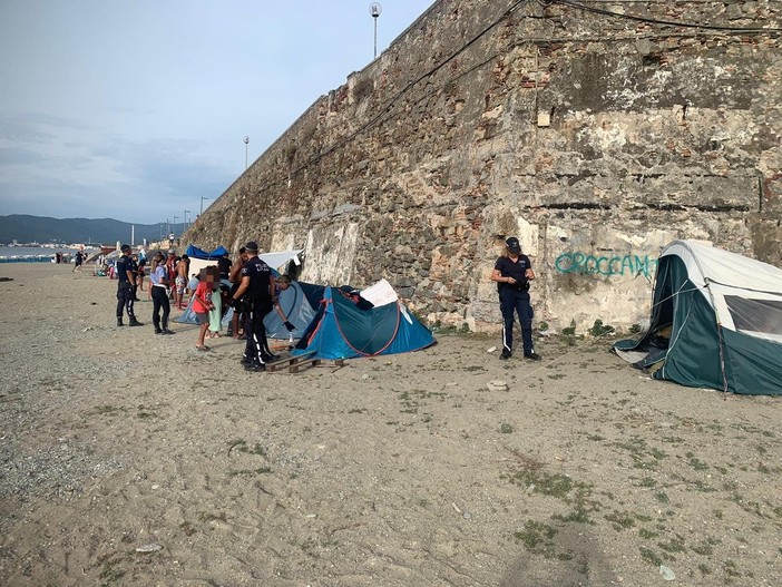 Savona, il maltempo non ferma i campeggi e bivacchi sulle spiagge, 30 sgomberi eseguiti dalla municipale