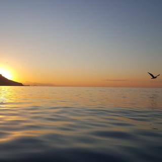 A Loano il fascino e la suggestione dell’alba a picco sul mare