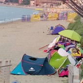 Savona, proteste per gli accampamenti in spiaggia e “bus della domenica” con le libere prese d'assalto