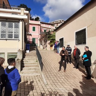 Laigueglia, festa per i bambini nella “nuova” scuola: è una sistemazione provvisoria