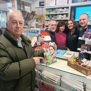 Albenga, rispunta l’edicola in stazione: in tabaccheria anche giornali e riviste