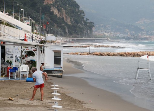 Varazze: maltempo, alberi e detriti trascinate sulle spiagge del litorale