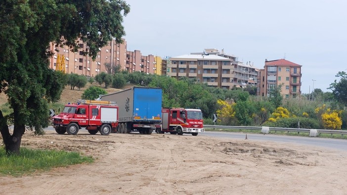 Savona, tir impantanato nel fango soccorso dai vigili del fuoco