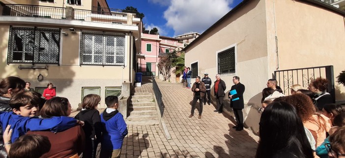 Laigueglia, festa per i bambini nella “nuova” scuola: è una sistemazione provvisoria