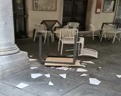 Savona, vandali danneggiano tavoli e sedie del bar-paninoteca di Piazza Chabrol