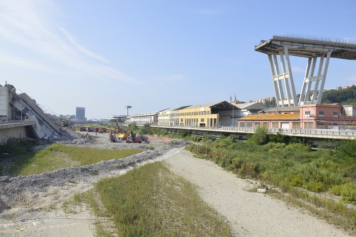 Il ponte Morandi &quot;crollato per una bobina di acciaio caduta da un camion&quot;: l'ipotesi in Procura