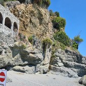 Caduta massi sulla spiaggia di Albisola, il sindaco firma l'ordinanza: divieto immediato di utilizzo e passaggio