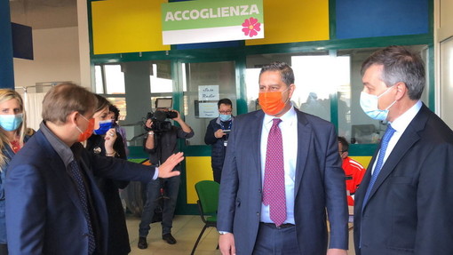 Il presidente Toti in visita all'hub vaccinale di Taggia: &quot;Le decisioni sul dopo Pasqua nel pomeriggio&quot; (FOTO e VIDEO)