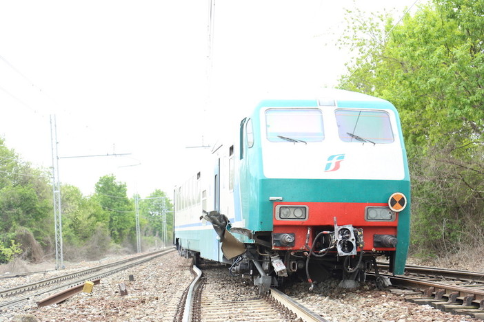 Il treno deragliato venerdì a Trinità