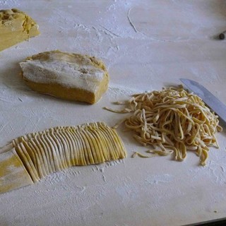 Un piatto di pasta per aiutare gli anziani soli