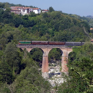 In treno storico da Torino alla Valle Tanaro tra montagne, natura ed enogastronomia