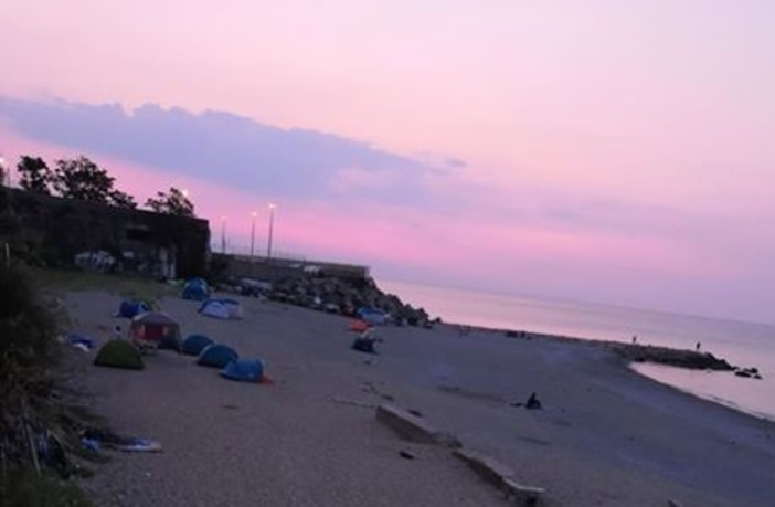 &quot;Tendopoli&quot; abusive sulla spiaggia di Savona: un altro volto del &quot;turismo low cost&quot;