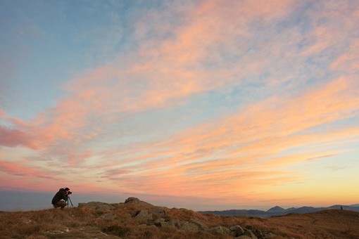 Tramonti infuocati protagonisti del trekking fotografico nel Beigua Geopark