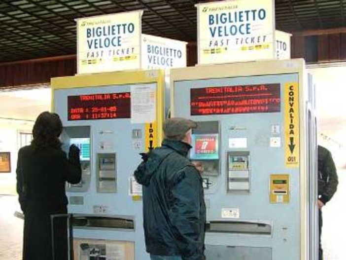 I self service di Trenitalia ko per colpa dei vandali