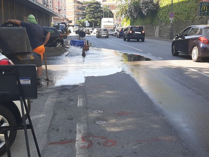 Savona, rottura tubo in via Pirandello: allagata una corsia stradale (FOTO e VIDEO)