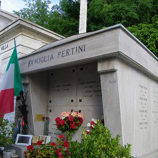 Commemorazione del 2 Novembre: a Stella un cuscino di fiori sulla tomba di Sandro Pertini