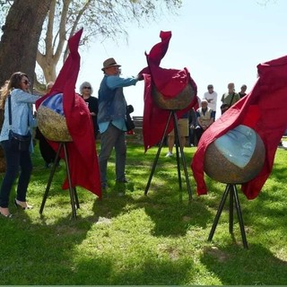 Savona, inaugurate nei giardini delle Fornaci le tre lune del maestro Yilli Plaka