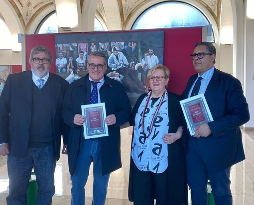 Cengio, sopralluogo a Palazzo Rosso: il presidente Toti visita la mostra dell'artista Tiziana Tardito (FOTO)