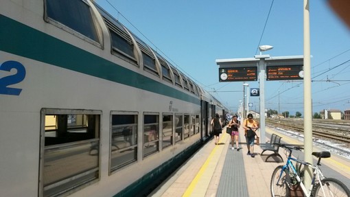 Guasti a locomotori e treni in ritardo e senza aria condizionata, i pendolari boccheggiano