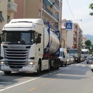 Albisola, ultimo giorno per l'ordinanza di stop ai mezzi pesanti: un gruppo di albisolesi la vorrebbe prolungata tutto l'anno