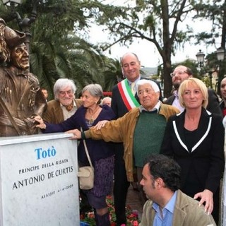 Melgrati durante l'inaugurazione della statua del busto di Totò alla presenza della figlia Liliana De Curtis
