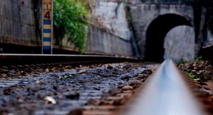 Camion urta contro un ponte delle ferrovie: ripresa su entrambi i binari la circolazione tra Genova-Savona