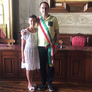 Da 65 anni sceglie Finale per le sue vacanze, il sindaco premia turista fedele