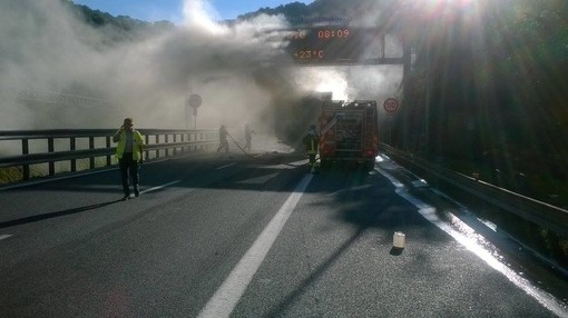 Tir in fiamme sulla A10 a Spotorno: riaperta l'autostrada in direzione Genova