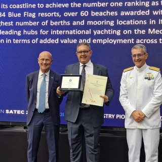 Il presidente Toti riceve il premio Speciale Pioniere della Nautica 2023
