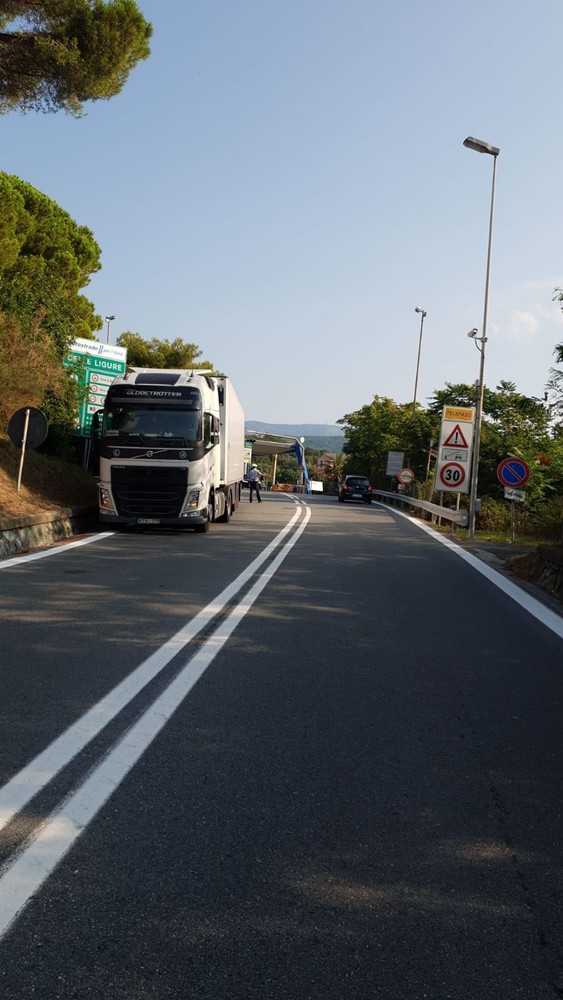 Celle, autista di un tir si sente male ed esce dall'autostrada fermandosi sulla rampa: disagi alla viabilità