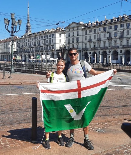 Da Varazze a Torino a piedi per Dynamo Camp: dopo 5 giorni Filippo e Francesca arrivano a destinazione, raccolti più di 2mila euro (FOTO)