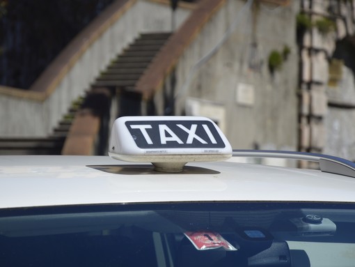 Genova ricorda il crollo del ponte Morandi: anche i taxi fermi alle 11.36