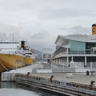 Savona, traghetti della Corsica Ferries ormeggiati in porto. Canavese (Autorità Portuale): &quot;Rientreranno nel pomeriggio a Vado&quot;