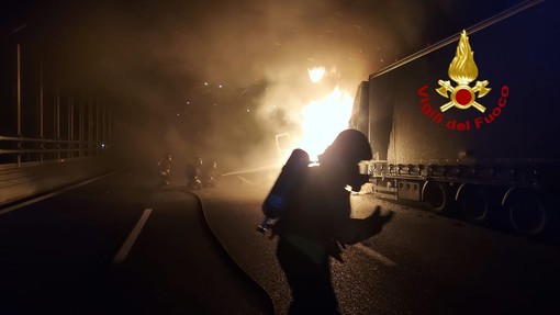 Tir in fiamme sulla A10 tra Pra' e Arenzano: traffico in tilt in direzione Ventimiglia