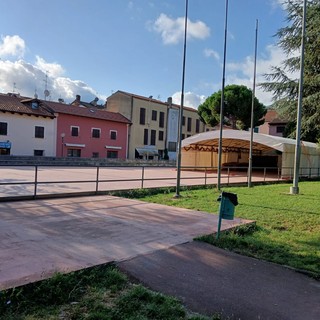 Smontaggio tensostruttura in piazza Genta, Ferraro (Insieme per Carcare): &quot;Prima era un rischio per i bambini, ora non più?; Mirri: &quot;Non merita risposta&quot;