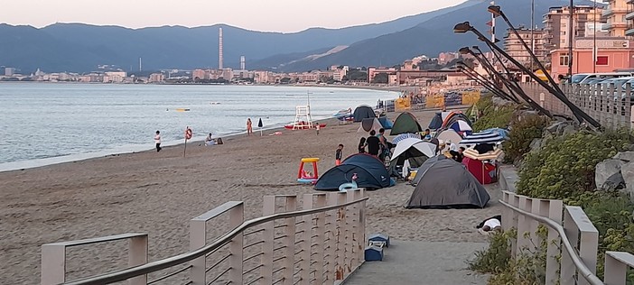 Savona, spiagge libere invase dai campeggiatori abusivi per la settimana di Ferragosto