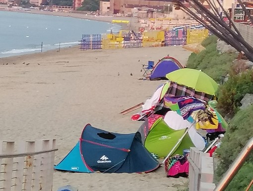 Savona, proteste per gli accampamenti in spiaggia e “bus della domenica” con le libere prese d'assalto