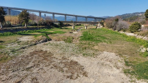 Il torrente Merula alla foce ad Andora completamente asciutto